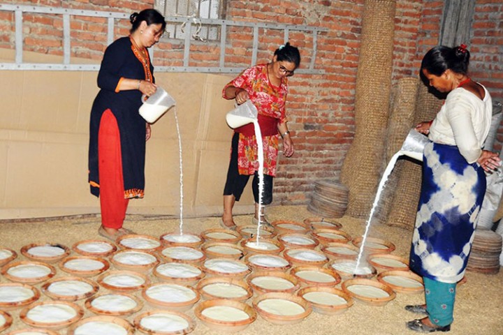 असार १५ : ‘जुजु धौ’ व्यवसायीलाई भ्याइनभ्याइ, २० हजार लिटर माग