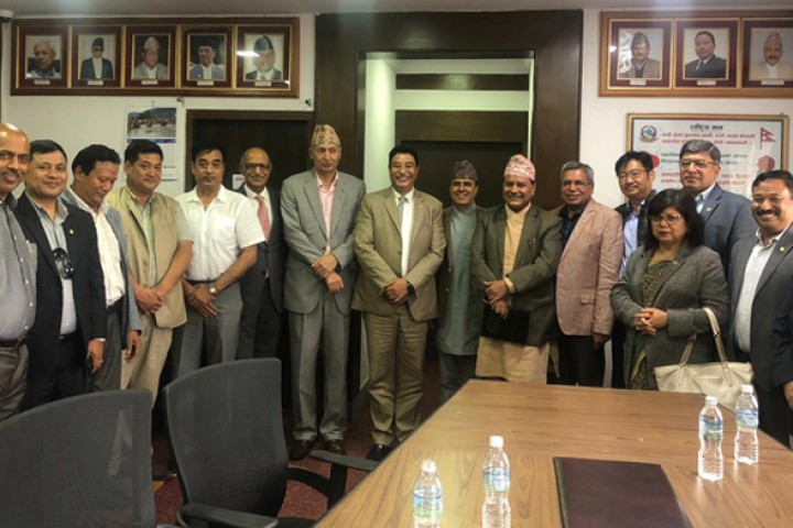 चेम्बर अफ कमर्सद्धारा अर्थमन्त्रीलाई विद्यमान समस्याको बारेमा जानकारी