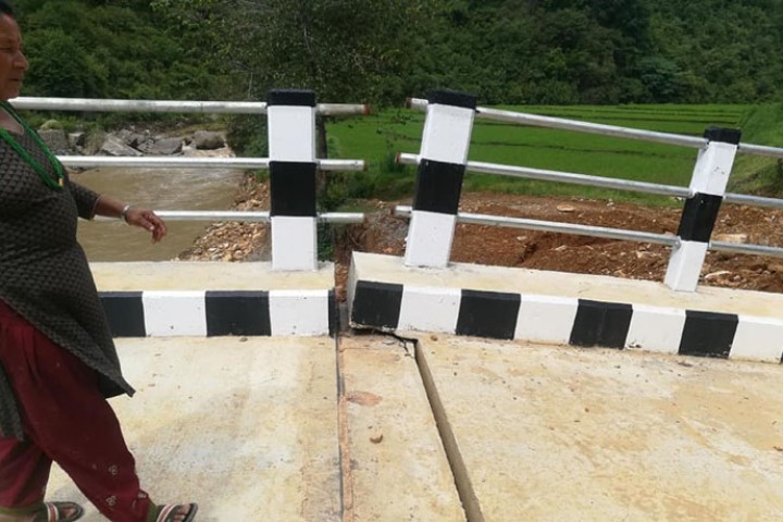 निर्मान सम्पन्न भएको दुई महीनामै भासियो पुल