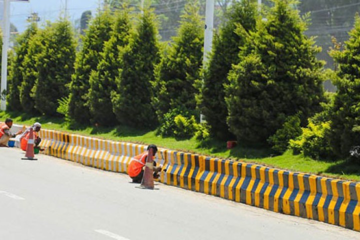 काठमाडौंका सडक चिटिक्क बनाउँदै महानगर