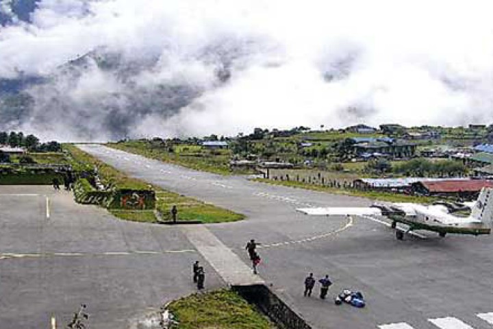 हवाई मार्गको विकल्प नहुँदा सयौँ पर्यटक तीन दिनदेखि लुक्लामै अलपत्र