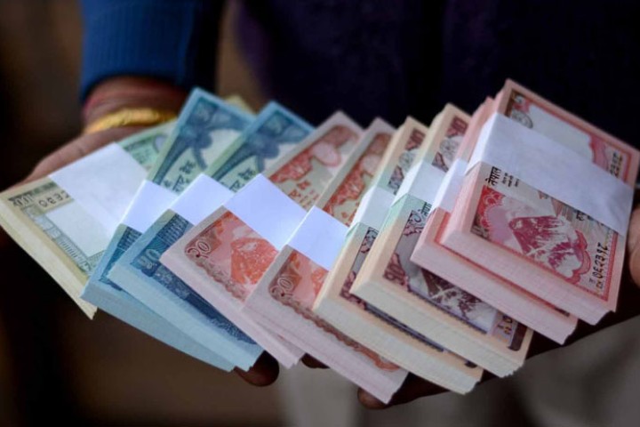 फस्टाउँदै नयाँ नोटको व्यापार, बैंकमा छैन यहाँ पाइन्छ...