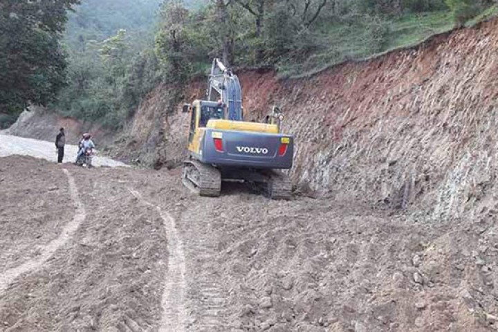 ठेकेदार कम्पनी टाट पल्टेपछि मध्यपहाडी लोकमार्ग निर्माण अलपत्र