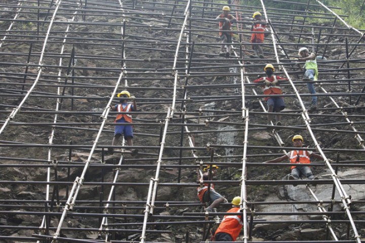 नारायणगढ-मुग्लिन सडकमा पहिरो रोक्ने काम तीव्र