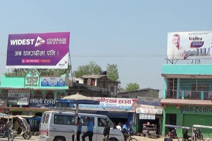 गृहमन्त्रीको ठाडो निर्देशनमा होडिङ बोर्ड हटाइदै