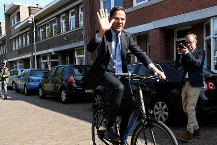 साइकल किन यति धेरै लोकप्रिय छ नेदरल्याण्डमा ? के भन्छन् सँधै साइकल चढ्ने प्रधानमन्त्री