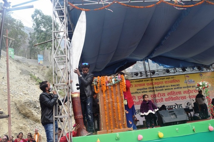 चार जनाले ३ महिना लगाएर बनाए साढे १० फिट लामो खुकुरी