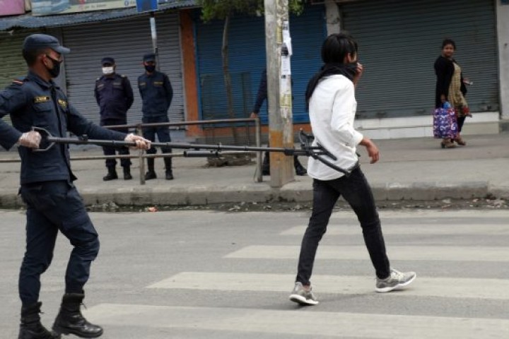 अब लकडाउन उल्लंघन गर्नेलाई सडकमा २ घण्टा उभ्याइने