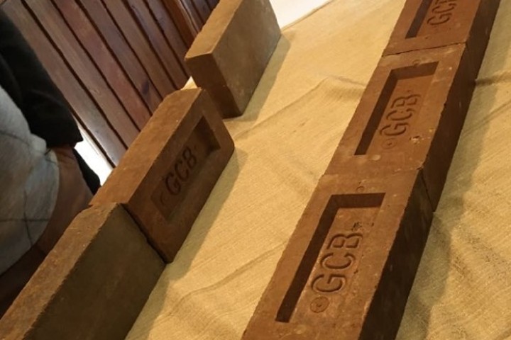 सडकको धुलोबाट इँटा बनाउँदै काठमाडौं महानगरपालीका