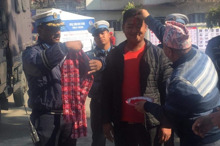 ट्राफिक प्रहरीद्वारा डेढ करोड बराबरको हराएको सामान फिर्ता