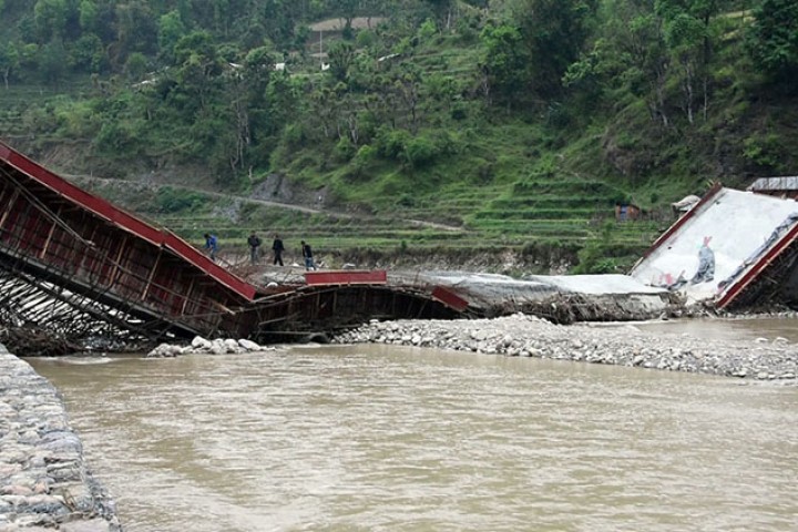 दोस्रो पटक पनि भत्कियो निर्माणाधीन पुल