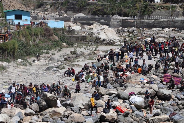 सीमामा अलपत्र नेपाली आफ्नै देश प्रवेश गर्न १६ सय तिर्न बाध्य