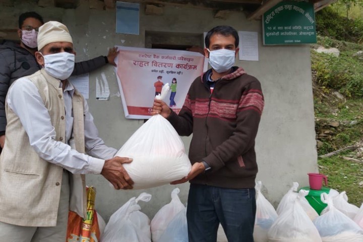 एभरेष्ट बैंक कर्मचारी परिवारद्वारा विपन्नलाई राहत वितरण