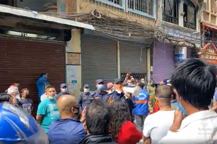 न्यूरोड क्षेत्रमा पसल बन्द गराउँदै हिँडेका प्रहरी र व्यापारी बीच विवाद