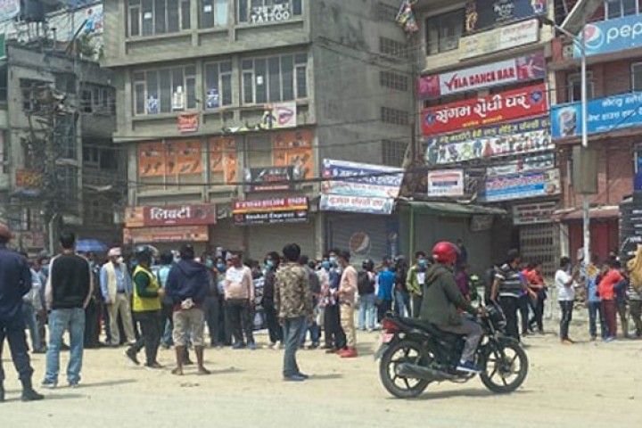 पसल खोल्न पाउनु पर्ने माग राख्दै चाबहिलका व्यापारीद्वारा प्रदर्शन