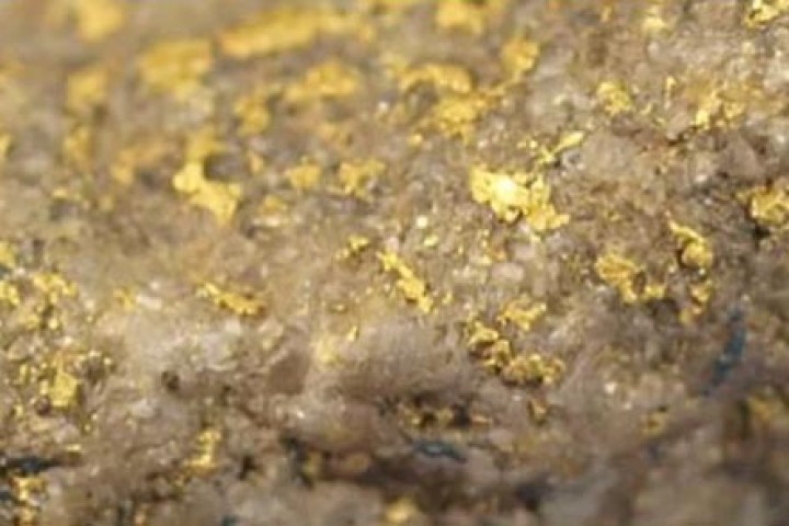 चितवनमा डिप बोरिङ खन्दा बालुवामा सुन जस्तो पहेँलो वस्तु भेटियो