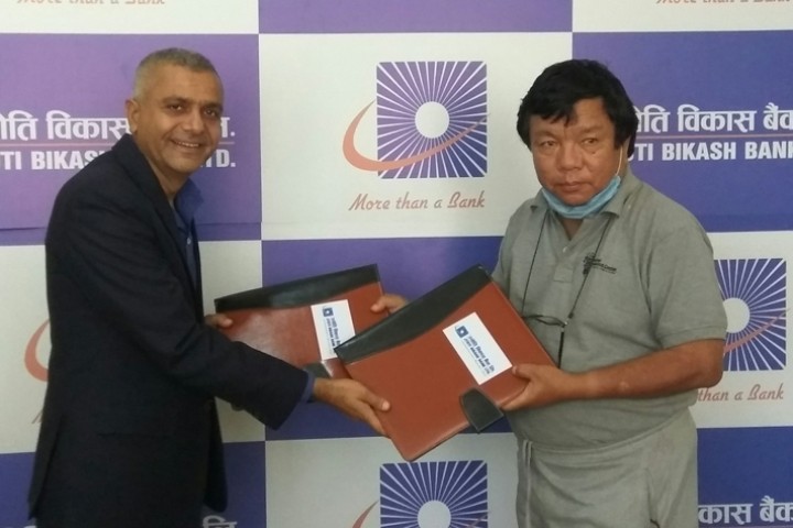 ज्योति विकास बैंकले ‘न्यानो नानी’ बेबी वार्मर बनाउन आविष्कार केन्द्रलाई ८ लाख दिने