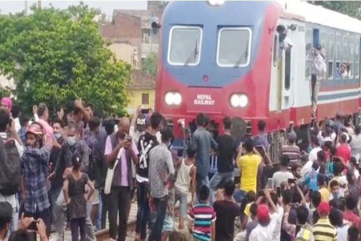 कुर्था-जयनगर रेलमा थामी नसक्नु भीड, ३०० सीट क्षमताको रेलमा ७०० यात्रु