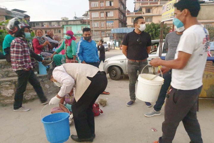 जय महाकाल युवा समूहद्धारा सडक मजदूरलाई खाना तथा कपडा वितरण