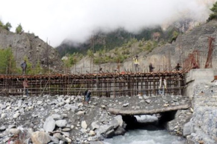 मनाङमा ५ वर्षदेखि एउटै ठेकेदारको राज, ठेक्का लिने काम नगर्ने