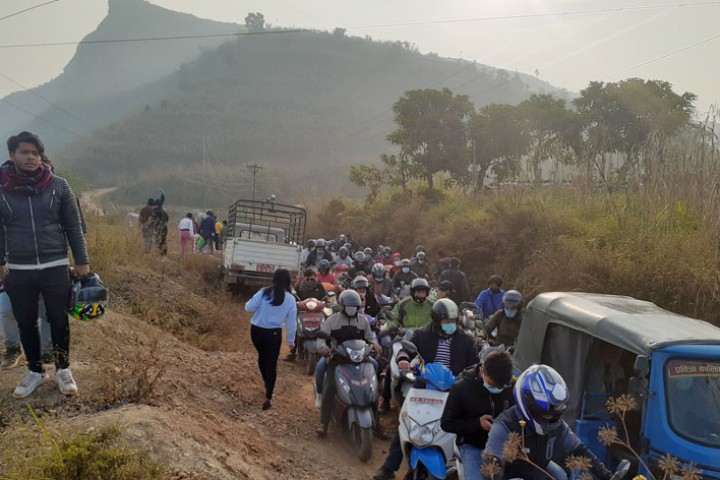 मानहुँकोट घुम्नेको लर्कोे, एकै दिन पुगे १० हजार बढी पर्यटक