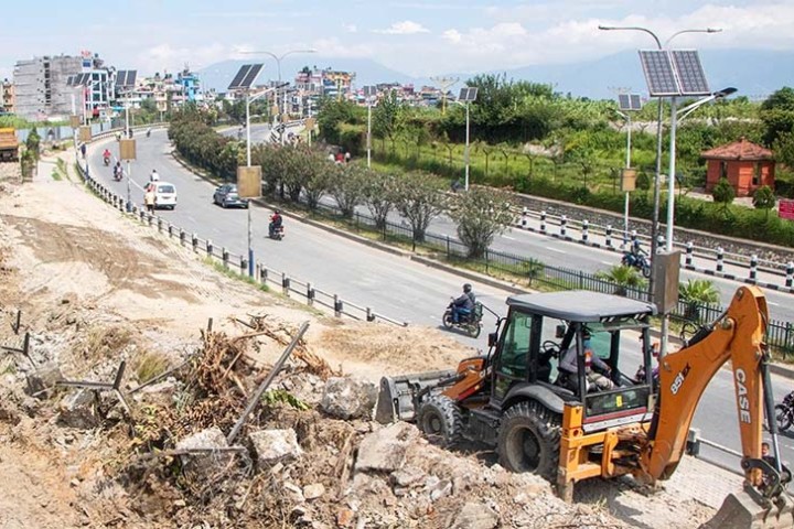 कोटेश्वर-जडीबुटी सडक विस्तार अघि बढ्यो, असारसम्म काम सक्नेगरी ८ करोडमा ठेक्का