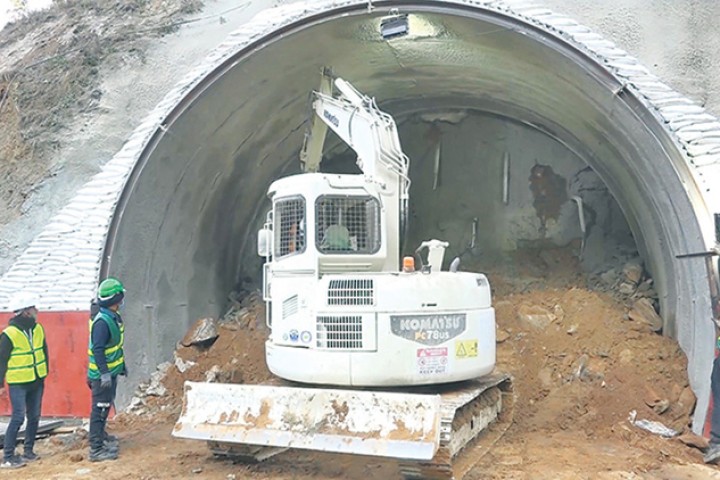 नागढुङ्गा सुरुङमार्ग खन्ने काम धमाधम हुँदै, ३२० कामदारले दुई शिफ्टमा काम गर्दै