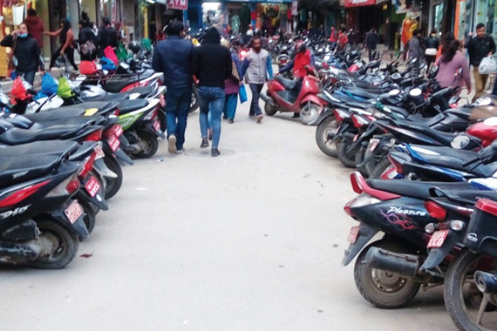 पर्यटकीय सवारी साधनका लागि बसपार्क नहुँदा सडकमै पार्किङ