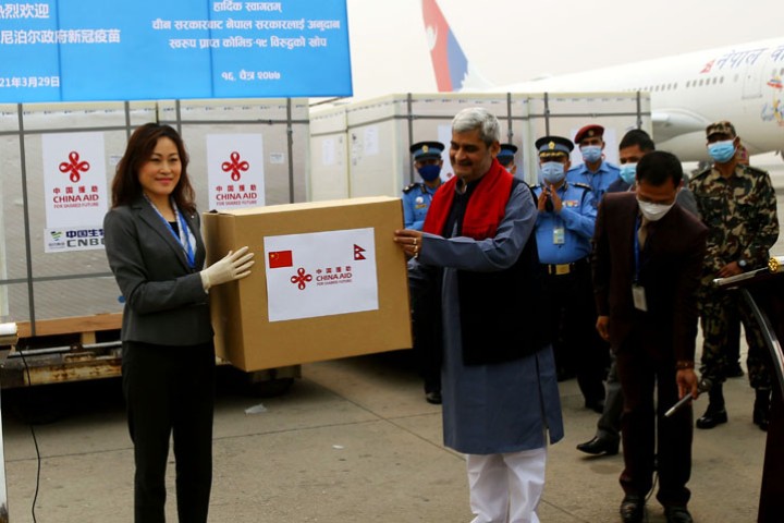 चीनले अनुदानमा दिएको ८ लाख डोज कोरोनाको खोप नेपाल आइपुग्यो