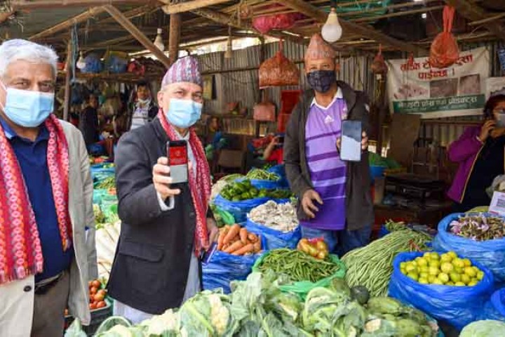 माछापोखरी तरकारी बजारमा बैंक अफ काठमाण्डूको क्यूआर कोड सेवा