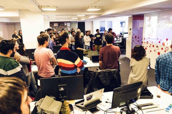 हाकिम बिनाको एक कम्पनी जहाँ कर्मचारीको तलब सहकर्मीले तोकिदिन्छन्