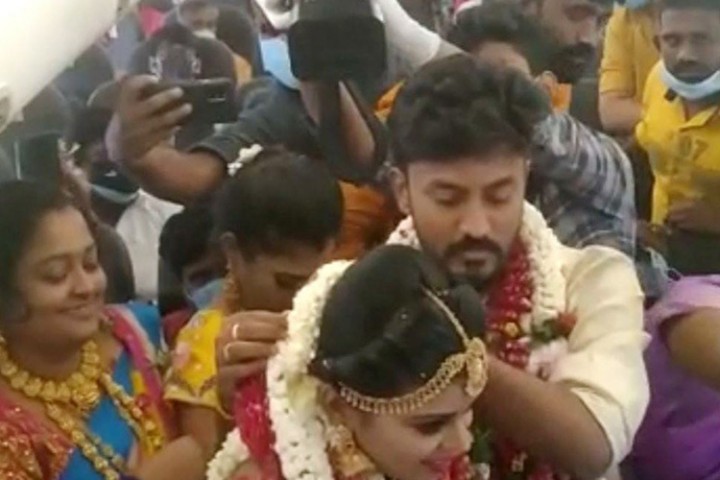 जमिनमा निषेधाज्ञा लागू भएपछि विमान चार्टर्ड गरेर आकामै बिहे !