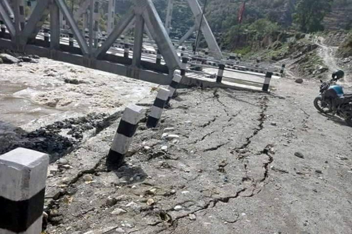 बनेको १ महिना नबित्दै भासियो सेती नदी पुल