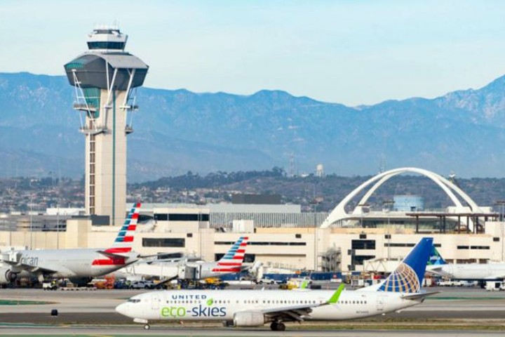 यात्रुले गुड्दै गरेको विमानबाट हाम फालेपछि...