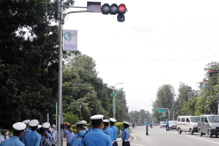 यती एयरलाइन्सको सहयोगमा विमानस्थलको मूलगेटमा ट्राफिक बत्ती जडान