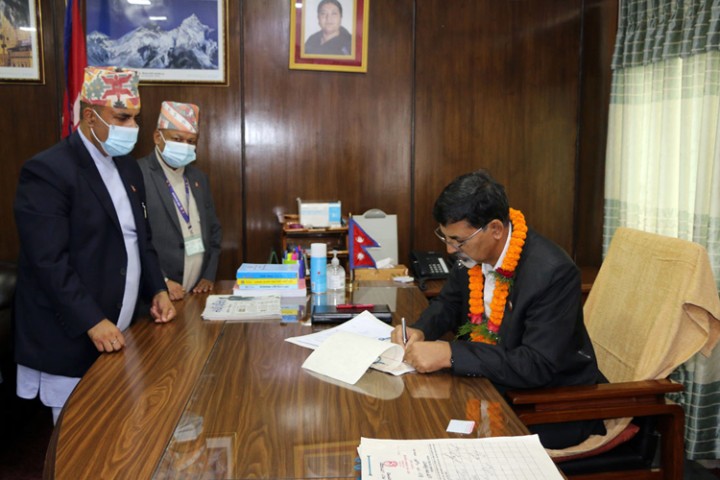 कार्यभार सम्हालेको पहिलो दिनमा अर्थमन्त्री शर्माले गरे यी ३ महत्वपूर्ण निर्णय