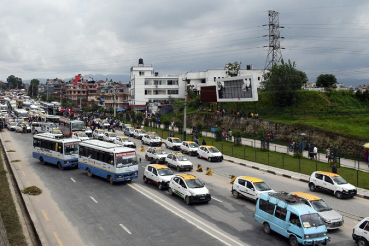 जताततै जाम हुने गरी यातायात व्यवसायी किन उत्रिए सडकमा ?