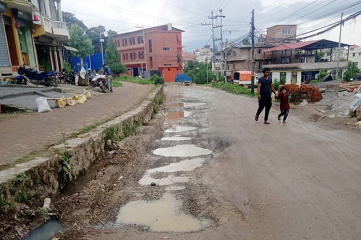चापागाउँ-सुनाकोठी सडक कालोपत्र गरेको ६ महिनामै उप्कियो, जताततै खाल्डैखाल्डा