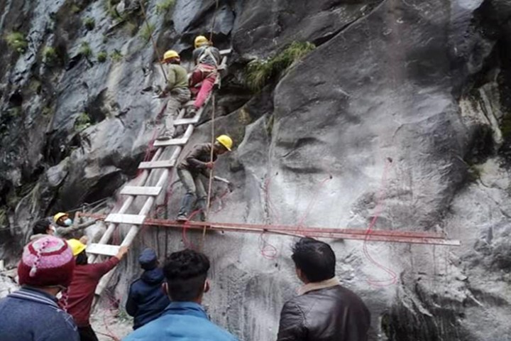 तलेखु-भ्राताङ भीरमा ‘ब्लाष्टिङ’ गरेर मनाङ जाने ट्र्याक खोलिँदै