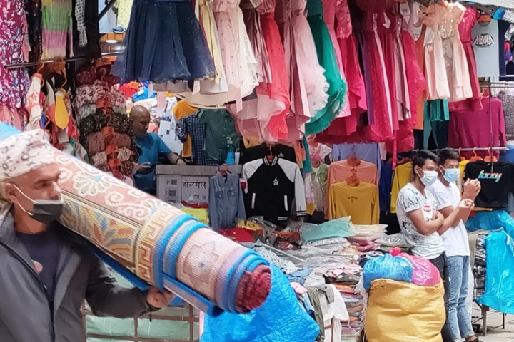 चाडपर्व नजिकिएसँगै कपडाको व्यापार बढ्दै, आयात दोब्बरले बढ्यो