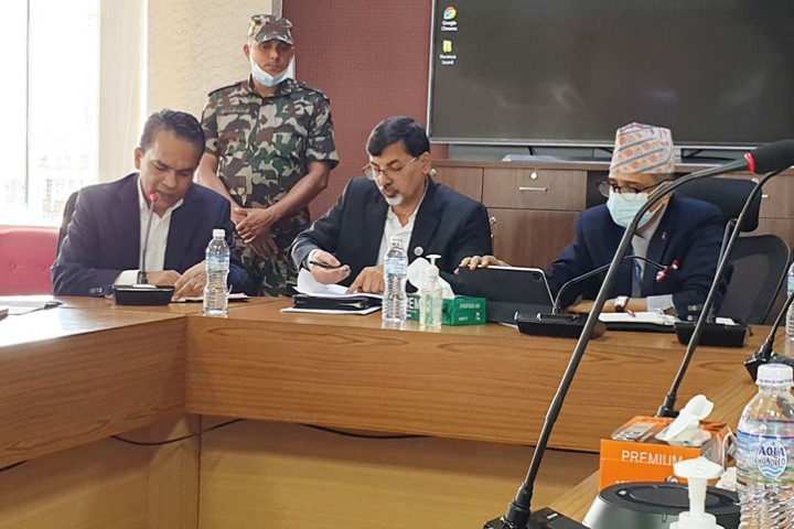 सार्वजनिक निर्माणका काम अब दुई सिफ्टमा गर्नुपर्ने : अर्थमन्त्री शर्मा