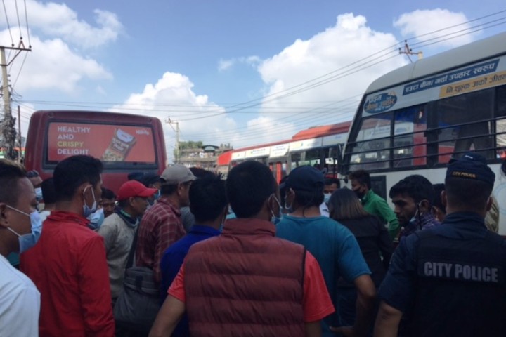 आफूखुसी भाडा बढाउन नपाउँदा यातायात व्यवसायीले गरे बौद्ध-चाबहिल सडक अवरुद्ध (फोटोफिचर)