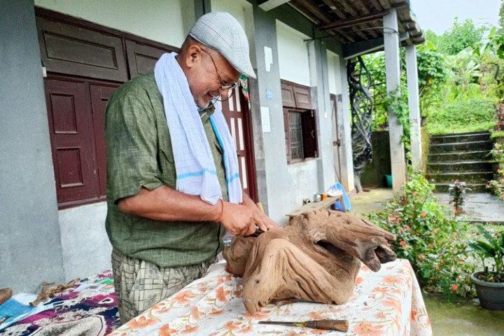 जसले रुखको जरा देख्नै हुन्न, अद्भूत कलामा उतारिहाल्छन्, बनाए घरमै संग्राहलय (फोटोफिचर)