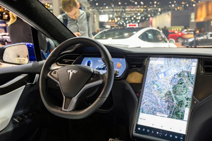 टेस्लाको एपले काम नगर्दा सवारीधनीले पाएनन् कार चलाउन