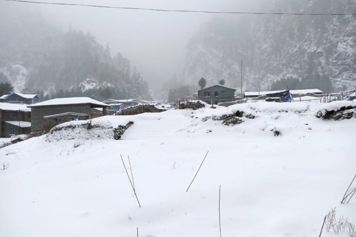 सुदूरपहाडमा हिमपात, जनजीवन प्रभावित