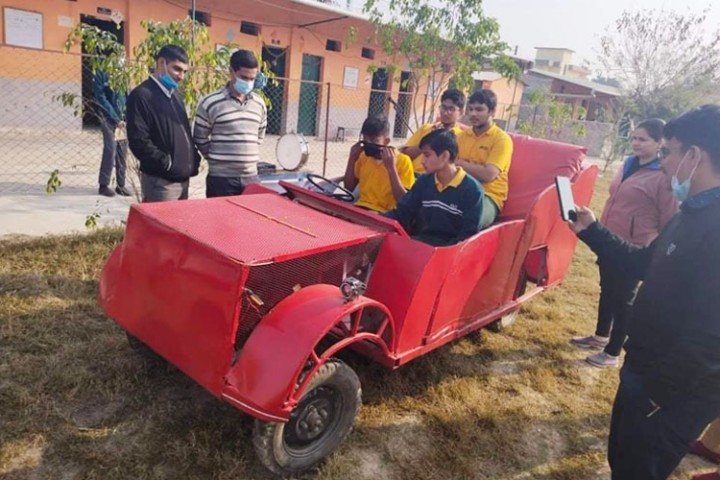 नेपाली विद्यार्थीले बनाए विद्युतीय कार, लागत कति ?