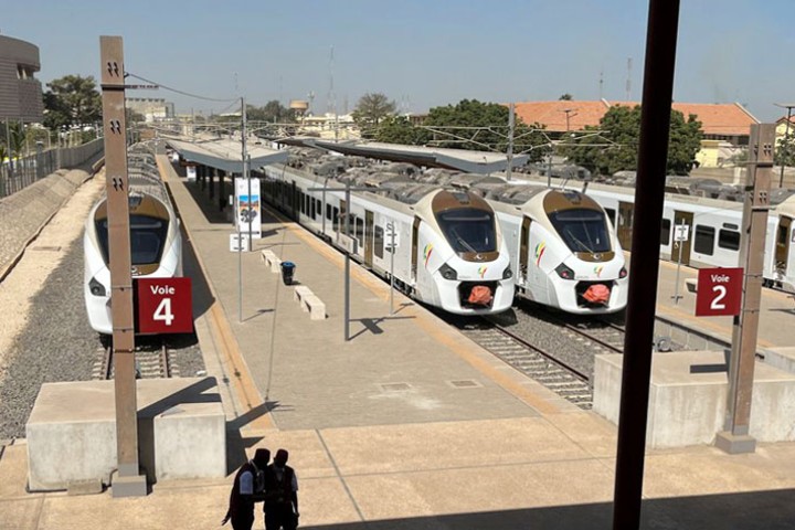 अफ्रिकी मुलुक सेनेगल आफैंले बनायो नयाँ रेलमार्ग, चल्न थाल्यो विद्युतीय रेल