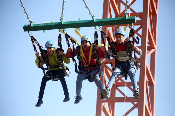 साहसिक पर्यटनको 'हब' पोखरामा थपियो ‘जायन्ट स्विङ’, खेल्न कति लाग्छ शुल्क ?
