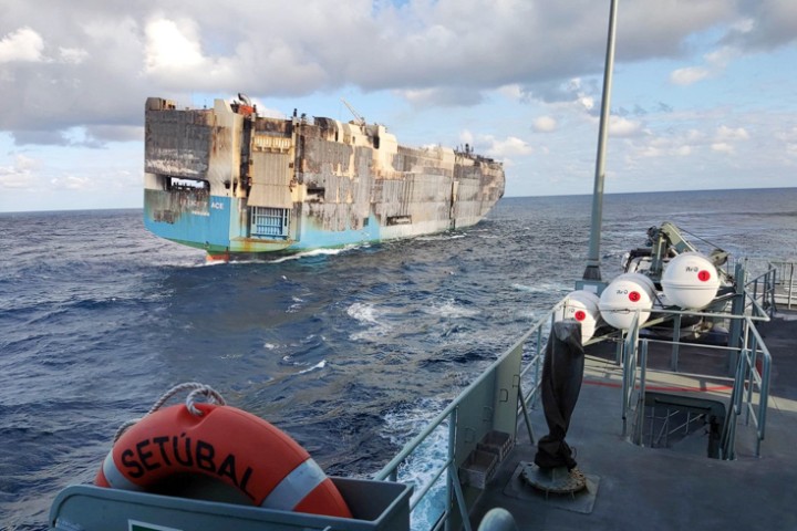 ४ हजार वटा महँगा कार बोकेको पानीजहाज डुब्यो