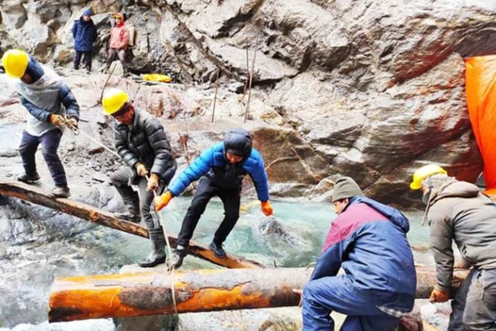 चिनियाँ प्रविधिको प्रयोग गर्दै मनाङमा सडक मर्मत